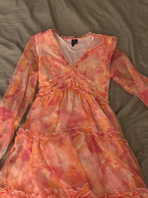 Volangklänning från vero Moda  - En orange/rosa från Vero Moda i strl S som är använd fåtal gånger💕