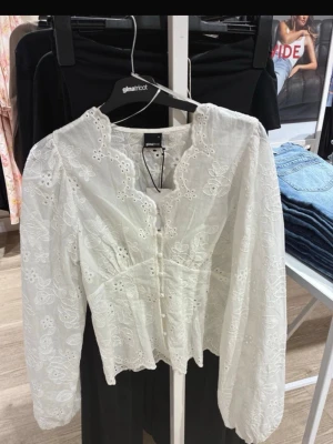 Ny slutsåld blus - Gina Tricot Ballon sleeve blouse - Superfin blus med prislappen kvar 