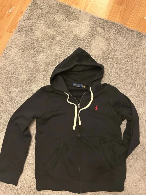 Svart hoodie från Polo Ralph Lauren - Säljer min svarta raffe tröja då jag fick den i födelsedagspresent och den var för liten, priset är ej hugget i sten