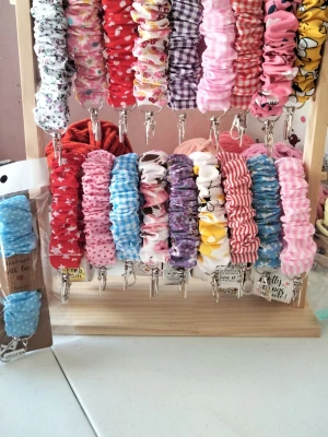 Scrunchie-armband med nyckelring - Säljer scrunchie-inspirerade nyckelband i tyg med olika färger och mönster. De har en metallklämma och ring för nycklar eller taggar. Perfekt accessoar för att hålla koll på nycklar och samtidigt ha en snygg detalj på handleden.