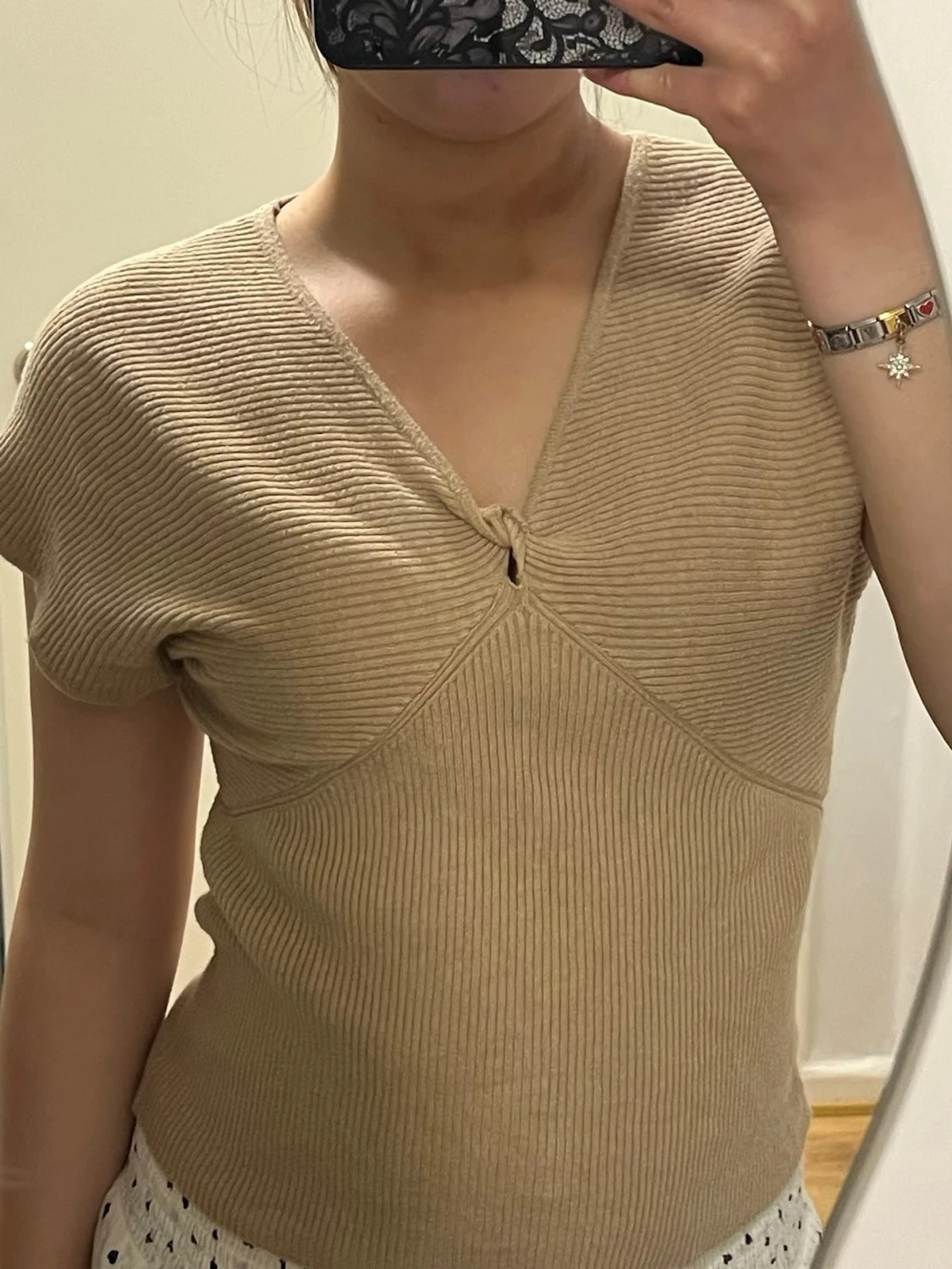 Beige ribbad v-ringad topp