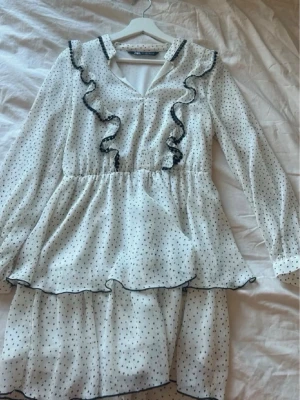 Klänning från Zara  - En prickig klänning från Zara i strl S💕