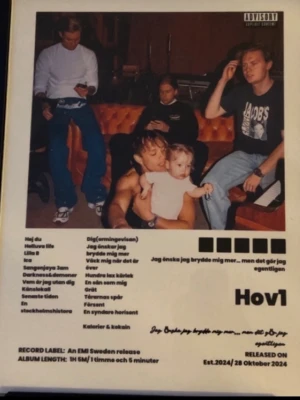 Hov1 poster med albumomslag - Poster med omslag inspirerat av Hov1:s album, med ett färgstarkt foto på framsidan där medlemmarna sitter i en soffa. Framsidan har låtlista, albuminformation och tydlig Hov1-logga. Perfekt för dig som gillar svensk musik och modern kultur.