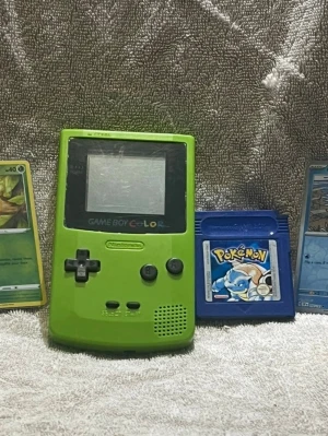 Grön Game Boy Color med Pokémon Blue - Game Boy Color i limegrön färg. Konsolen levereras med spelet Pokémon Blue Version. Två Pokémon-kort, Weedle och Quaxly, ingår också. köper/säljer hör av er om ni e intresserad eller har några frågor😊