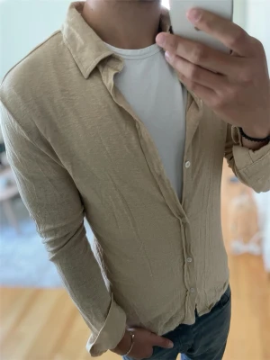 Beige linneskjorta från Aurélien - Snygg beige skjorta från Aurélien i bra skick skriv vid funderingar!