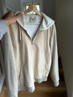 Gran sasso cardigan  - Snygg beige cardigan från gran sasso i storlek L men passar som M.