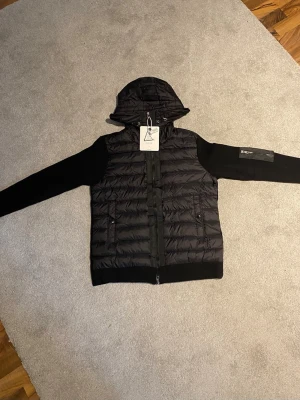 Helt ny moncler cardigan! - Säljer en helt ny moncler cardigan! NFC SCAN FINNS!