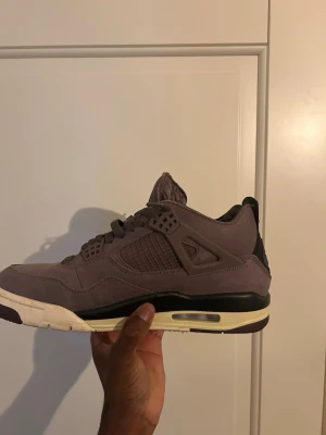 Säljer ett par Air Jordan 4 A Ma Maniére “Violet Ore”. - Väldigt snygg och exklusiv collab mellan Jordan Brand och A Ma Maniére. Skorna är använda men i bra skick.  • Modell: Air Jordan 4 A Ma Maniére Violet Ore • Storlek: (skriv här) • Premium material (nubuck/suede) • Bekväma och populära sneakers • Säljes pga används inte   Pris:1 950kr kommer med box också Kan hämtas eller skickas pris kan även diskuteras.