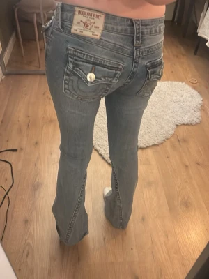 True Religion bootcut jeans blå lågmidjade - Modell joey i vintage edition. Köptes för 1399 på jeansbolaget och de sydde upp så dem passar om man är ungefär 1,60💕 tecken på användning men inte mycket alls