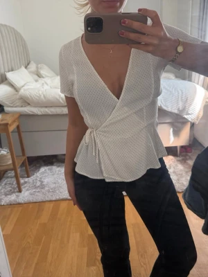 Topp mango - Söt prickig topp från mango i storlek xs 🩷