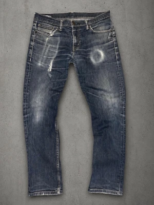 Jeans med slitningar - Riktigt snygga jeans från Levis med slitningar. Sitter riktigt bra. Pris går att diskutera.  Midja: 41cm  Längd: 96cm Skulle säga att dom sitter ungefär som W30 L30 Skickar snabbt!