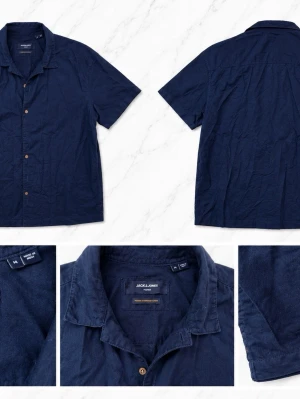 Jack & Jones Premium i storlek M - Sjukt snygg och somrig skjorta från Jack & Jones Premium i storlek M! Mörkblå färg som passar perfekt till sommaren och är enkel att matcha med både shorts och jeans. Skjortan har en stilren och avslappnad look med skönt material och bekväm passform – perfekt för både vardag och festligare tillfällen.  ✅ Märke: Jack & Jones Premium ✅ Storlek M ✅ Stilren mörkblå färg ✅ Perfekt till sommaren