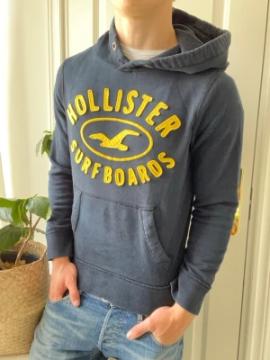Hollister hoodie  - Hollister hoodie, lite lite liten på modellen, Inga defekter! Modellen i bilderna är 180 cm 75 kg och bär Storlek S , Kom med frågor! 🌟 (Kan gå ned i pris vid köp av paket 😉) 