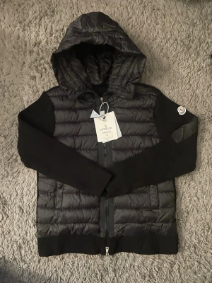 Svart Moncler cardigan - Snygg svart pufferjacka från Moncler helt nytt 