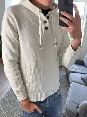 Hoodie vit stickad  - Väldigt, väldigt snygg och stilren hoodie! Mått: A:46 B:43 C:40 D:62 (cm) Skriv vid fundering 😁✌️