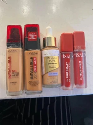 L'Oréal Infaillible Foundation 300 & 330 - Två L'Oréal Infaillible 32H Fresh Wear foundations i nyanserna 300 Neutral Undertone och 330 Noisette Hazelnut. Kommer i glasflaskor med röd plastkork och pump. Innehåller vitamin C och ger en fräsch finish med lång hållbarhet + två läppstift 