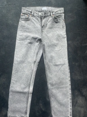 Grå grunt jeans 95cm - 90 cm långa. Jag är ungefär 170 och dom passar bra på mig. Ingen defekt eller slitning på dom 