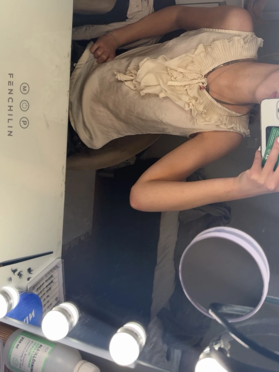 Beige ärmlös blus med volang - 1