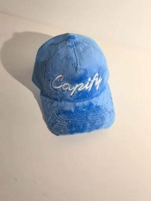 Capify Kepsar ca 40st - Nu är det dags att avveckla mitt gamla UF företag. Jag har cirka 40 kepsar kvar som jag vill bli av med. Det finns fortfarande pengar att hämta om man är sugen på att sälja vidare. Alla 40 kepsar för ett sammanlagt pris, 2500