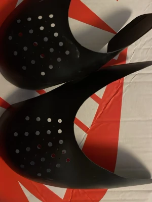 Nike low dunks  - Säljer ett par använda Nike low dunks inget slitet utanpå medans mer slitet imager kring hälen på skon där det har blivit slitet + det följer med creaseskydd till skorna 👍