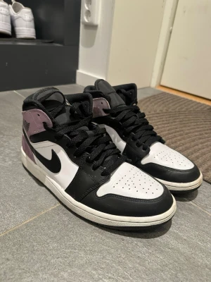 Air Jordan 1 Mid svart/vit/lila - Air Jordan 1 Mid i storlek 42