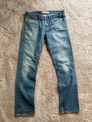 Levis 519 Slim Silver Tab - Modell: 519 Slim🪬  Färg: Ljusblå/Blå🪬  Storlek: W32 L32 🪬  Mått: W42cm L105cm Benöppning 18cm 🪬  Skriv vid minsta fundering!🪬