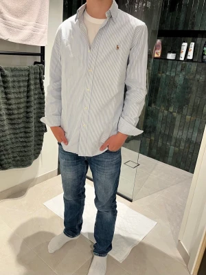 Randig skjorta från Ralph Lauren - Klassisk blå randig skjorta ifrån Ralph lauren. Den är i storlek S och är i prima skick. Hör av dig vid fråga👍