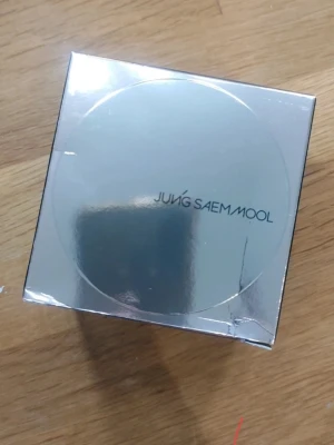 Jung Saem Mool Radiant Cushion - Masterclass Radiant Cushion NO CREAM från Jung Saem Mool med SPF 50+ PA+++. Kommer i en snygg, silvrig förpackning och innehåller 2x15g (refill ingår). Ger en fräsch och strålande finish med lätt täckning. Perfekt för dig som vill ha en naturlig glow.