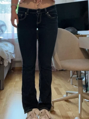 Mörkblå bootcut jeans med kontrastsömmar - Snygga mörkblå stretchiga bootcut jeans med vita kontrastsömmar. Lågmidjade och sitter som en smäck😋😋 kommer tyvärr inte till användning, har aldrig använts mer än någon enstaka gång. Storlek 40 💘 jag är cirka 171 cm lång och sitter fint längdmässigt på mig😊