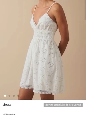 Somrig klänning  - Söt klänning från Gina tricot i storlek 36, använts 1 gång och är som ny! Finns inte längre att köpa i butik, köpte den för 500!💗
