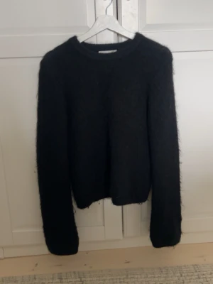 Så snygg svart stickad tröja - Jättesnygg svart stickad tröja från H&M mohair❤️storlek XS men passar också S❤️