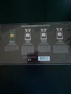 Tom Ford parfym  - Tom Ford Miniature Modern Collection parfymset med fyra exklusiva dofter: Tobacco Vanille, Cherry Smoke, Electric Cherry och Lost Cherry. Varje flaska innehåller 30 ml Eau de Parfum. Snygga flaskor i glas med olika färgdetaljer, perfekt för dig som vill testa flera lyxiga dofter.