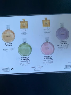 Chanel parfym - Exklusivt parfymset från Chanel med sex olika dofter: Gabrielle, Chance Eau de Parfum, Chance Eau Fraîche, Chance Eau Tendre och Chance Eau Splendide. Flaskorna är runda och fyrkantiga i olika färger som guld, grön, rosa och lila. Perfekt present till någon som älskar lyxiga parfymer. Hela paketet för 1399 varje flaska 30 ml