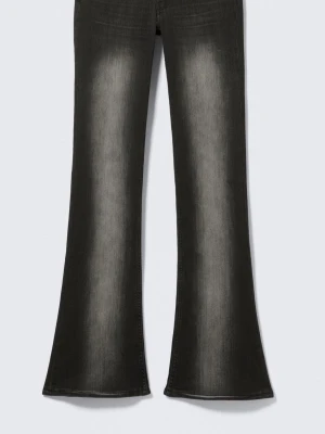  Cheap Monday jeans - Säljer ett par svarta jeans från Cheap Monday/Weekday som är bootcut. Jeansen är i bra kondition och är jätte fina, jag säljer bara för jag använder dom inte så mycket och dom är för långa ! Storleken är 29/34