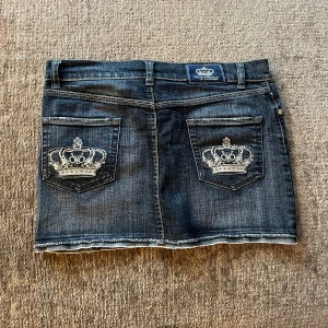 Victoria Beckham jeans kjol  - Midjebredd 41 cm och längden är 33 cm🩷 Inga defekter 😊Skulle säga att den passar M.