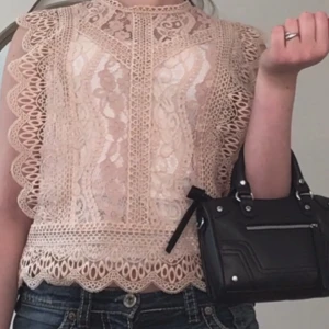 Zara spetsblus - Säljer en superfin beige blus ifrån zara i spets med vackra detaljer och volang vid ärmar och nederkant. Den är i bra skick och är jätte fin till sommaren 🥰☀️finns ej kvar på zaras hemsida, pris förslag skriv om du undrar något