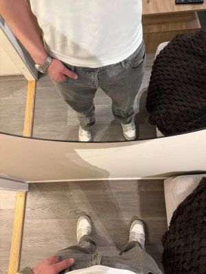 Gråa  jeans - Säljer ett par gråa jeans med tapered/Mike passform och klassisk femficksdesign. Jeansen har normal midja och är tillverkade i ett mjukt denimtyg som ger en avslappnad look. Perfekta till sneakers och t-shirt för en enkel och stilren outfit. Inga skador osv 