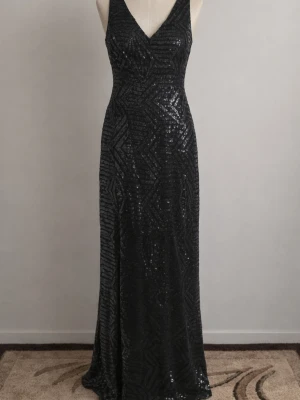 Svart långklänning med paljetter - Knappt använd. Längden har förkortatts till 130 cm 