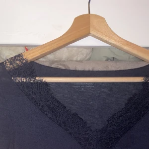 Svart långärmad topp med spets - En vacker cashmeretröja från Intimissimi. Jag har bara haft den på mig ett par gånger. Storlek S. Passar bäst för tjejer från cirka 158 cm och uppåt.