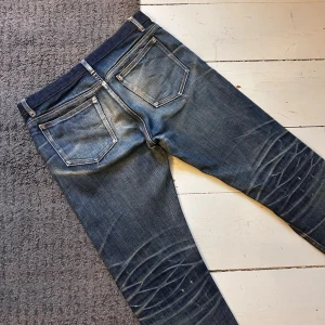 Mörkblåa APC Petit New Standard Selvedge Jeans - Mörkblåa APC jeans med några av de sjukaste fades jag sett. | W29 L32. | Väldigt fint skick, inga hål el lagningar alls. | Längd: 96cm, Midja: 39-41cm (Stretch). | Skriv vid minsta fundering, pris ej hugget i sten. 