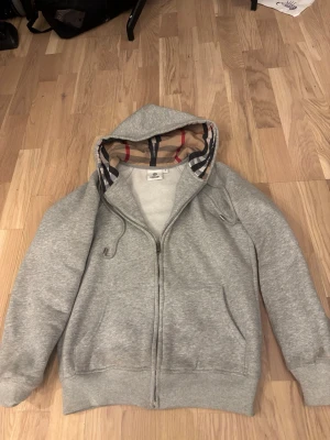 Hoodie med fina mönster  - En zip hoodie i storlek xs passar även S. Pris kan diskuteras 