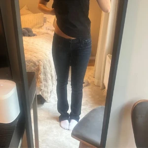 Ltb jeans  - Super fina ltb jeans som är i storlek 28/36 passar super på mig som vanligtvis har s/m i storlek. Är 173 då de passar bra i längden och går hela vägen ner i marken.   Som nya i skicket 
