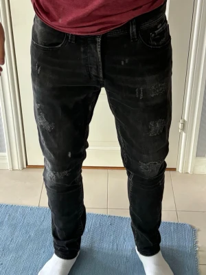 Sartoria Tramarossa jeans w36 - Sjukt sällsynta unika och brutalt snygga svarta Sartoria Tramarossa jeans i w36 säljes. 47 cm breda och 100 cm total längd. Grym passform helt perfekta nu till våren och sommaren samt passar till allt. Extremt unika och i grymt skick! Tveka inte vid minsta fråga eller fundering!