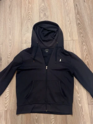 Marin blå hoodie från Polo Ralph Lauren - Marin blå hoodie från Ralph lauren || varan är i acceptabelt skick || storlek M || defekter syns på bilderna || pris är diskuterbart 🤗
