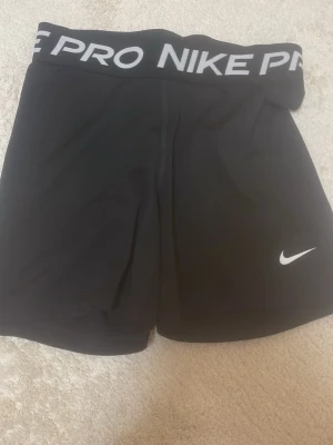 Svarta Nike Pro träningsshorts - Är i mycket bra skick i helhet men har lite noppringar på in sidan