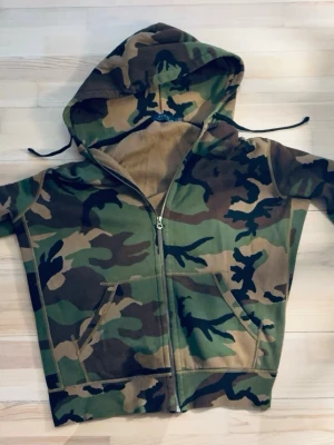 Ralp lauren zip hoodie - Ralph lauren zip hoodie. Storlek large. Utmärkt skick. Kontakta för information eller fler bilder