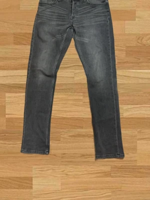Only & Sons jeans  - Only & Sons Jeans | Storlek - W33 L34 | Skick: 10/10 knappt använda | Modell - Loom slim | För fler frågor eller bilder är det bara att kontakta oss! 📲
