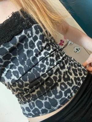 Leopard tubtopp - Jätte söt leopard tubtopp med spets på kanten och scrunch på sidan. Använd typ en gång så helt nytt skick. Skriv för bilder eller prisförslag 