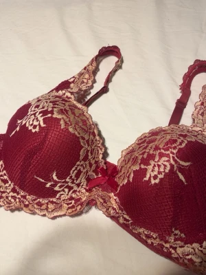 Intimissimi dupe spets-bh - Säljer min fina bh som har ett liknade av intimissimi bh, som tyvärr blivit för liten. Står ingen strl men skulle säga att de ä en C/80, med lite push up. Knappast använd💗