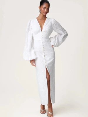 Positano-klänning Adoore - Säljer den populära Positano i vitt broderat tyg från adoore. Lite mindre i storlek i midjan. Inga anmärkningar 💕